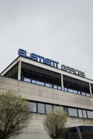 Kantoorgebouw met het logo van Element Offices aan de Markerkant 13 in Almere.